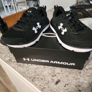 New In Box Under Armour Black and White Running Shoes Sz 9 Womens